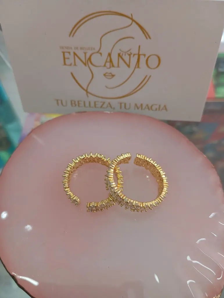 Anillo Dorado Con Pedrería 
