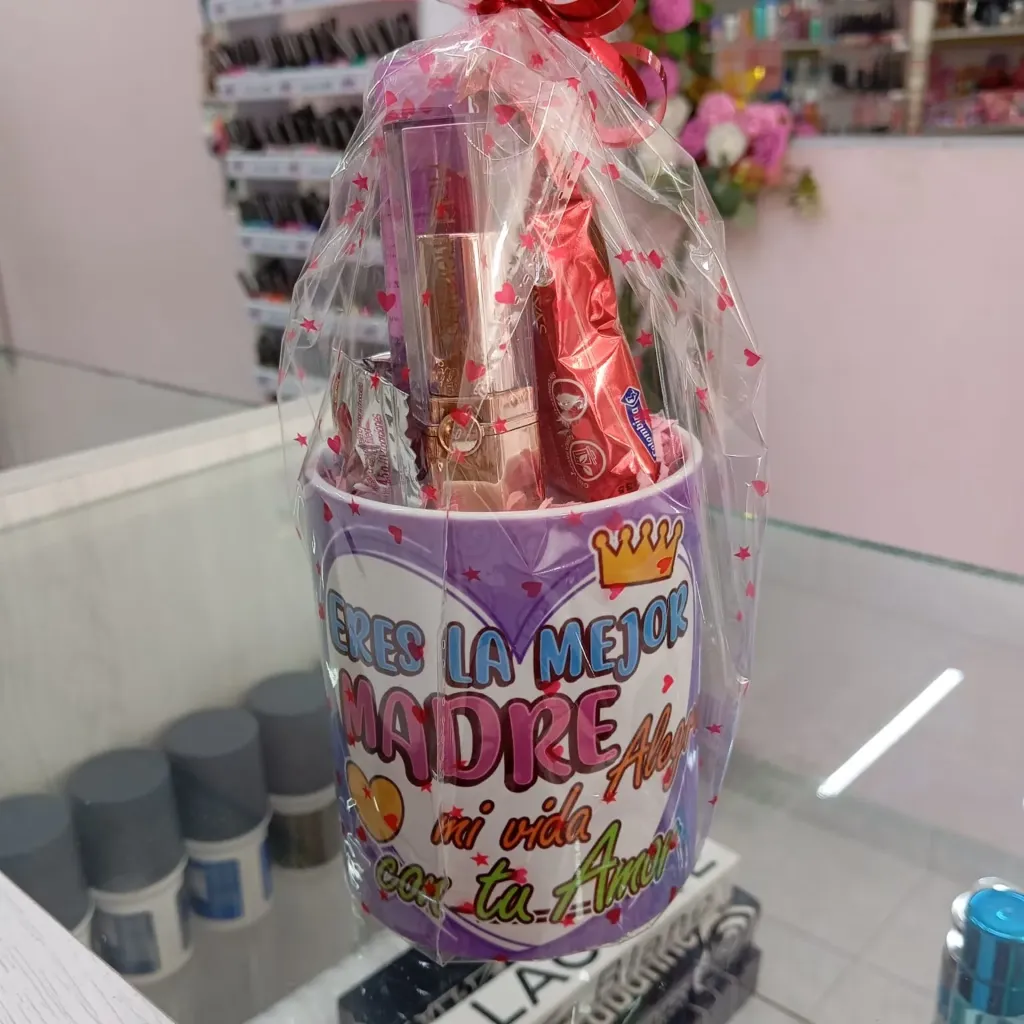 Vaso Decorado Con Labial, Brillo y Dulces