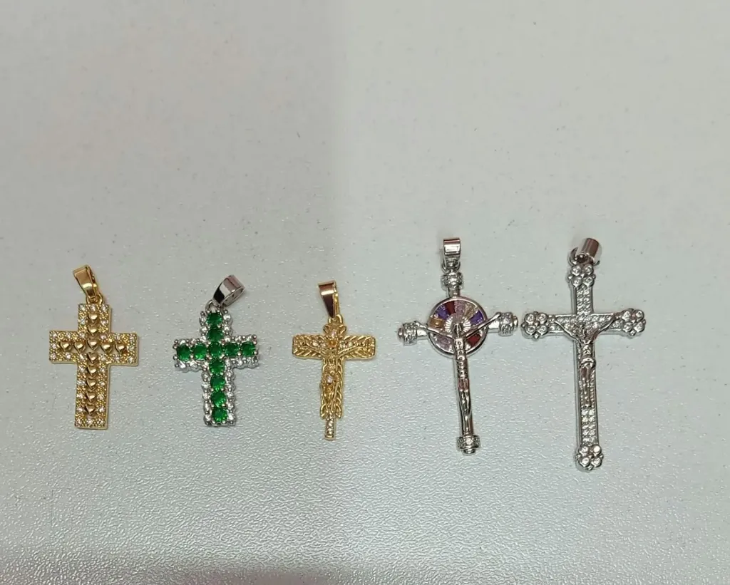 Dijes Cruces Combinadas Plateadas y Doradas