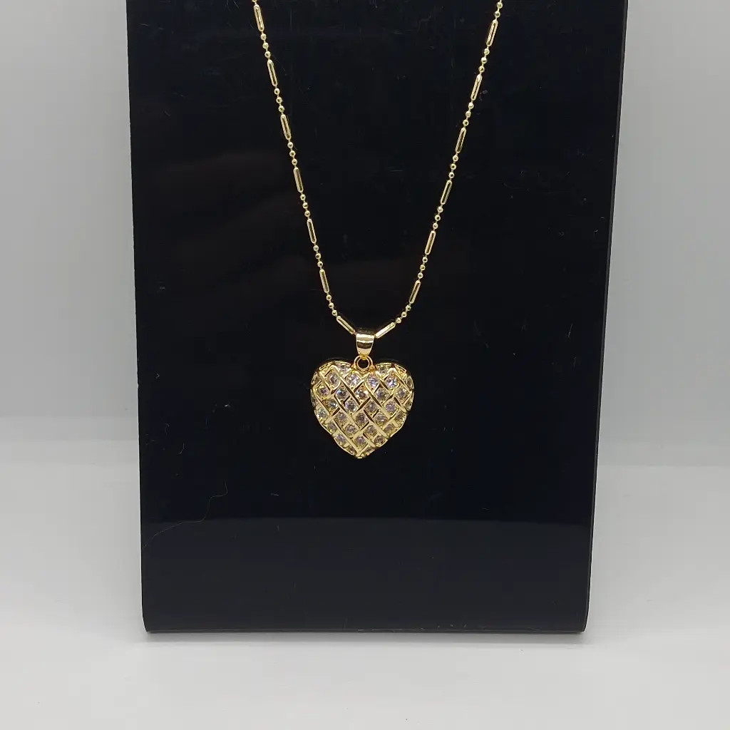 Cadena Dorada Con Dije De Corazón con Diamantes 