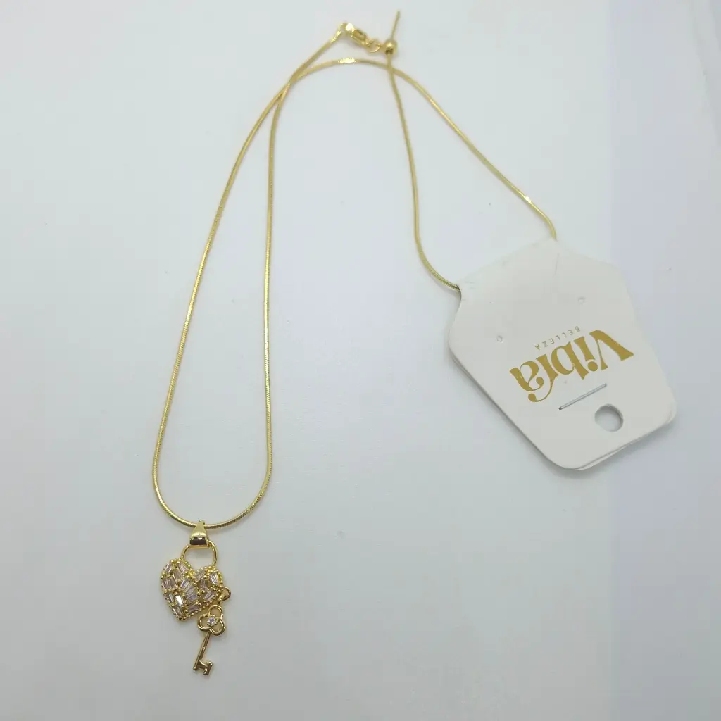 Cadena Delgada Con Dije Corazón Con Piedras Y Llave Vibra