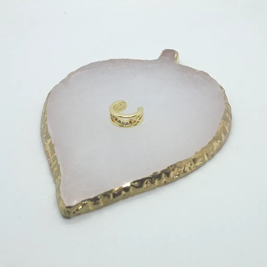 Earcuff Dorado Pequeño Con Piedras De Colores Y Trenzado