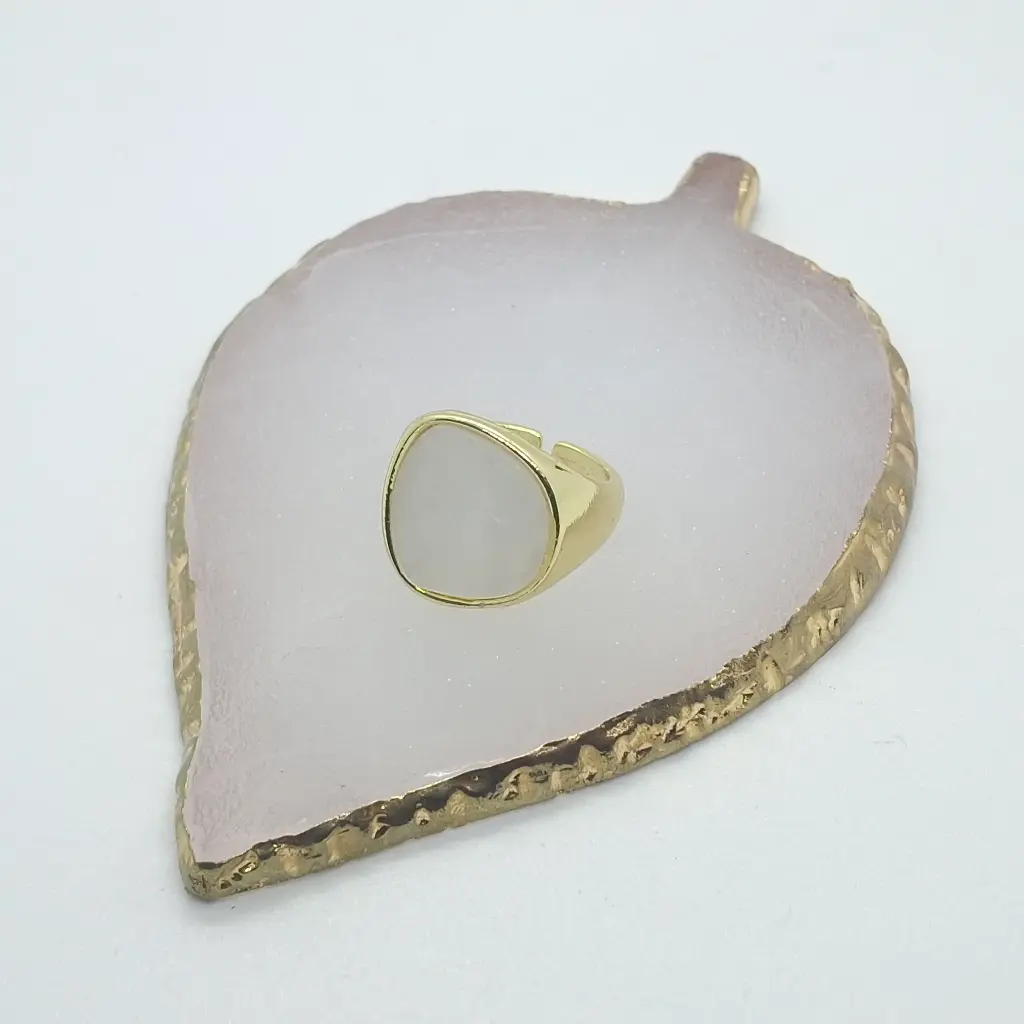 Anillo Dorado Piedra Nácar