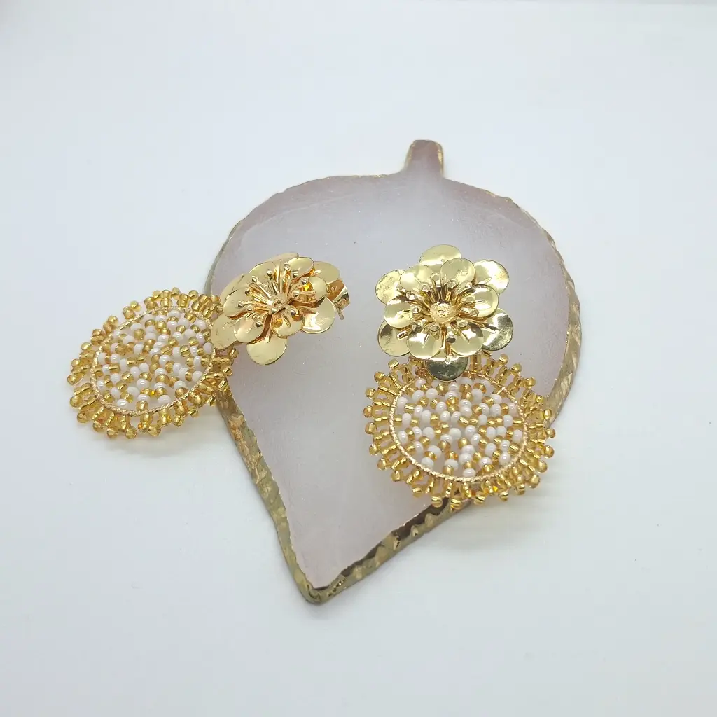 Aretes Tejidos Mostacilla Flor Dorada