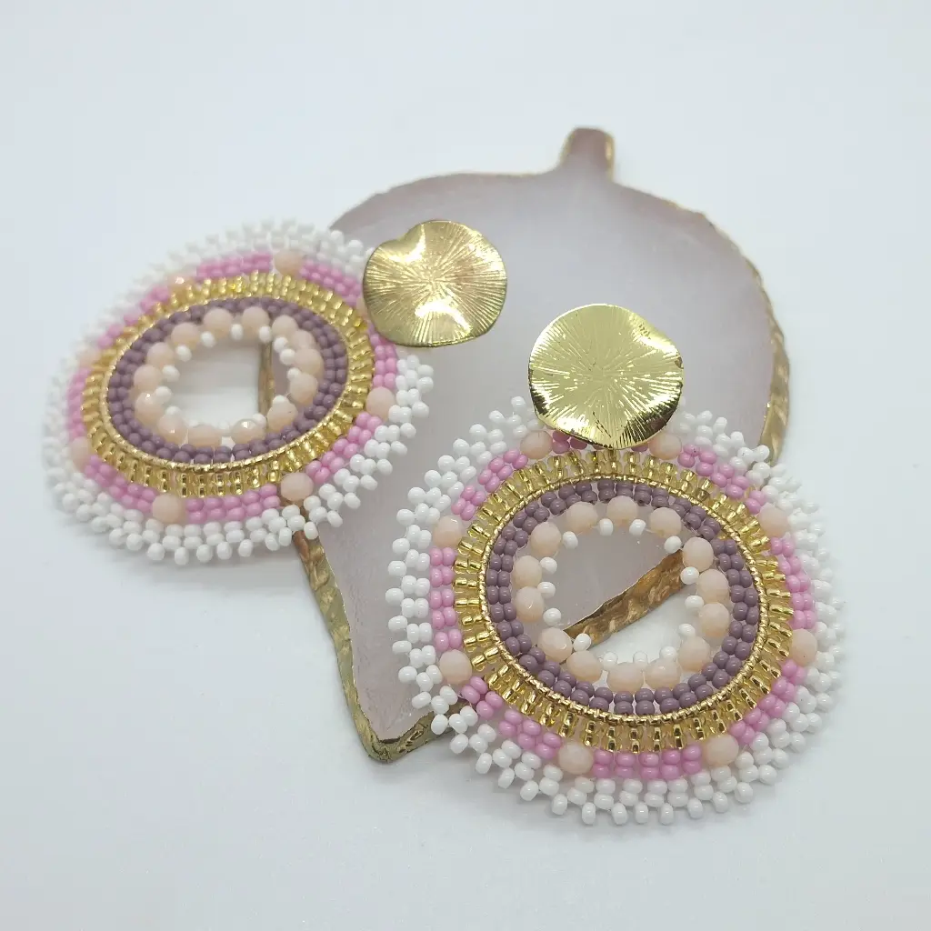 Aretes Tejidos Mostacilla Con Chapa Dorada Redonda