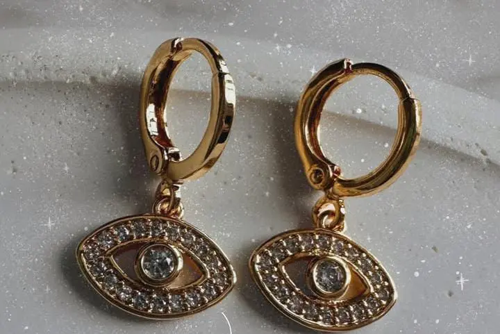Aretes Dorados con Dije de Ojo Brillante en Over Gold