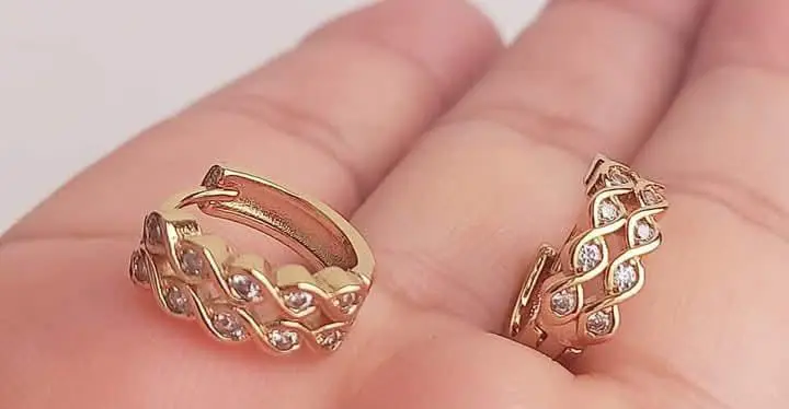  Candongas Doradas Trenzadas con Brillantes 