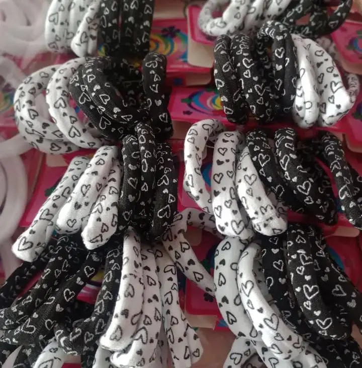 Moñas Corazones Blanca-Negro X6