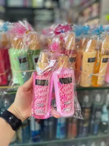 [ENC0000000000321COR] Dúo Bolsa Crema y Splash Replica Victoria´s Secret 125ML