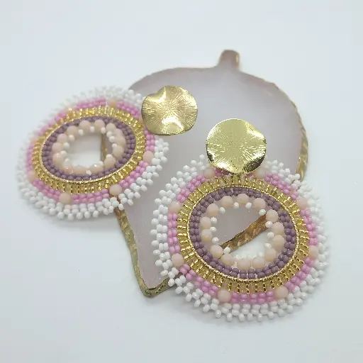 Aretes Tejidos Mostacilla Con Chapa Dorada Redonda
