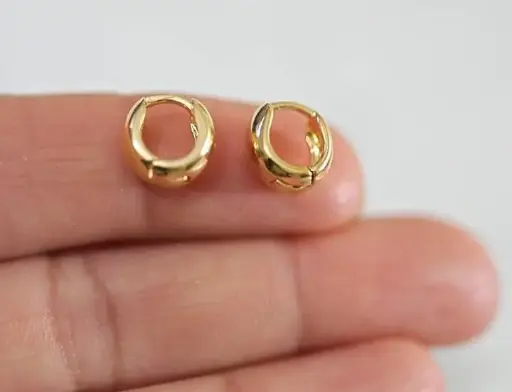 [ENC0000000000992ACC] Candongas Pequeñas Aro Abombado en Acabado Dorado 